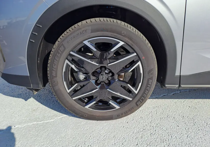 Gros plan sur la roue avant gauche gris Artense du Peugeot 3008 2024 avec jante noire et argentée au design moderne.