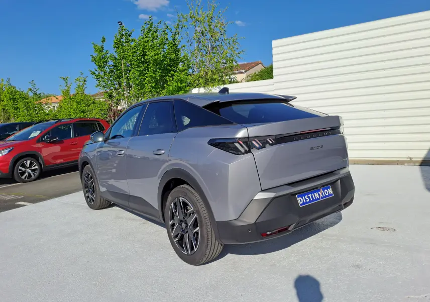 Peugeot 3008 hybride gris Artense vue 3/4 arrière droit, avec feux arrière LED et jantes noires.