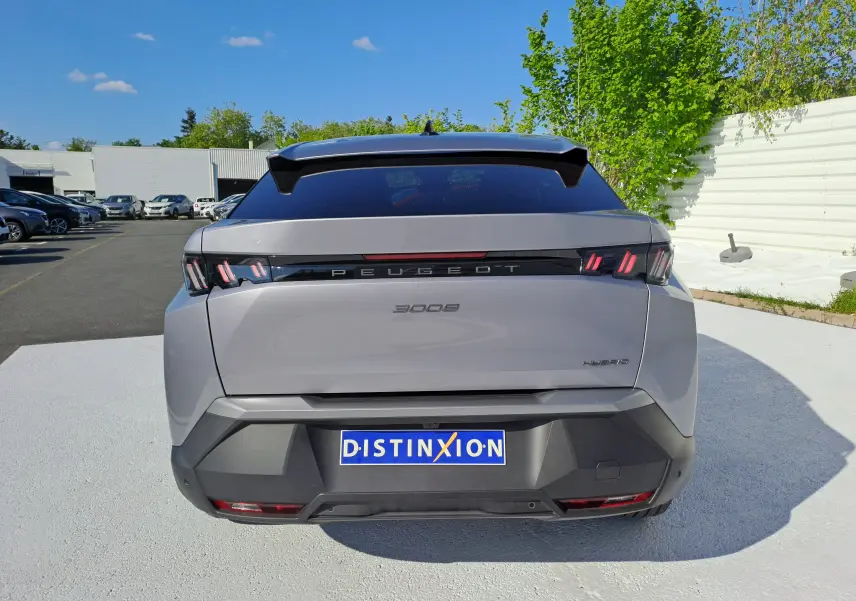 Vue arrière d'un Peugeot 3008 gris Artense hybride 2024 avec feux LED caractéristiques et plaque Distinxion.