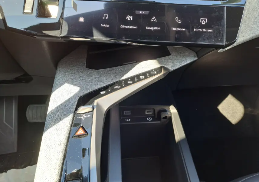 Vue rapprochée de la console centrale du Peugeot 3008 gris Artense 2024 avec écran tactile et commandes tactiles.