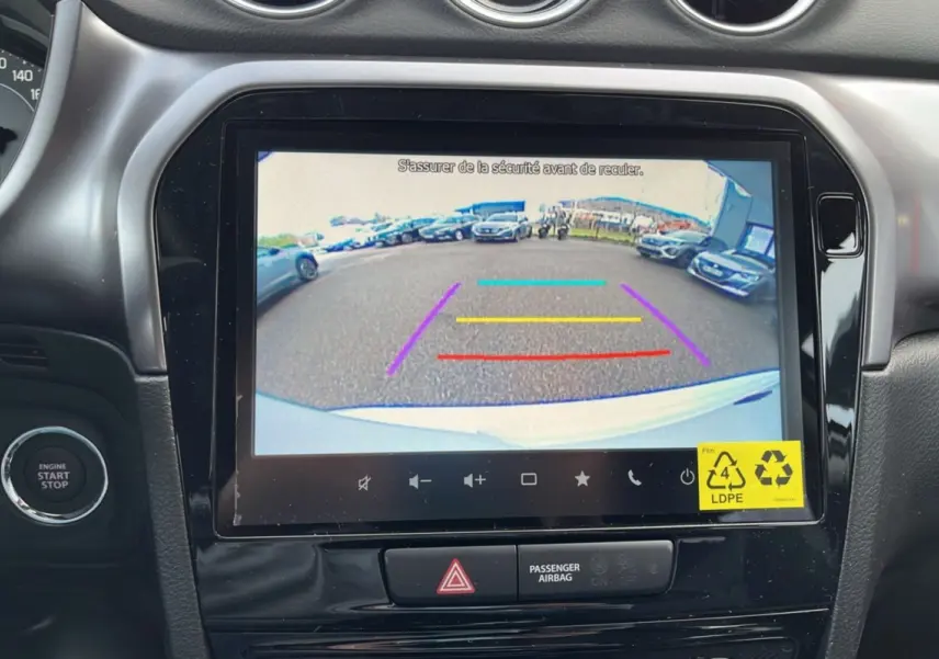 Écran central du Suzuki Vitara 2025 montrant la caméra de recul avec guidage coloré et tableau de bord noir.