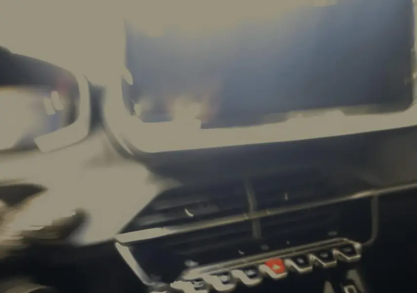 Tableau de bord noir de Peugeot 208 1.2i Hybrid 2025 avec écran tactile et commandes piano.