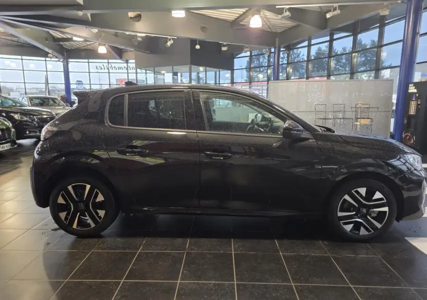 Peugeot 208 noire métallisée vue de profil côté gauche, avec jantes alliage bi-tons et vitres teintées.