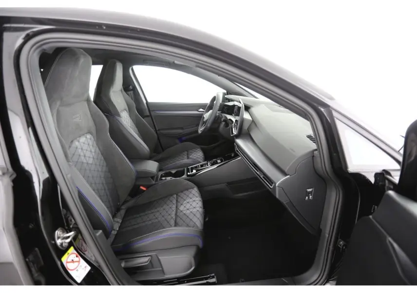 Vue intérieure côté gauche de la Volkswagen Golf VIII R-Line 2026 avec sièges sport gris et détails bleus