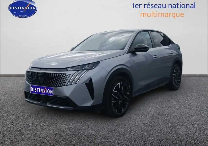 Peugeot 3008 gris artense en 3/4 avant droit, mettant en valeur sa calandre distinctive et ses jantes alu noires.