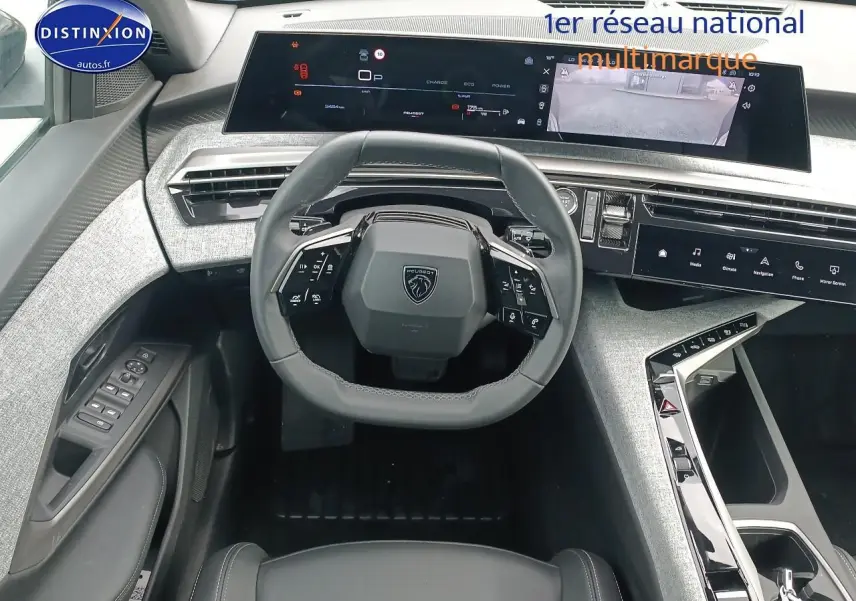 Vue intérieure du tableau de bord et volant cuir noir du Peugeot 3008 1.2 hybrid 145 allure e-dcs6 2025.