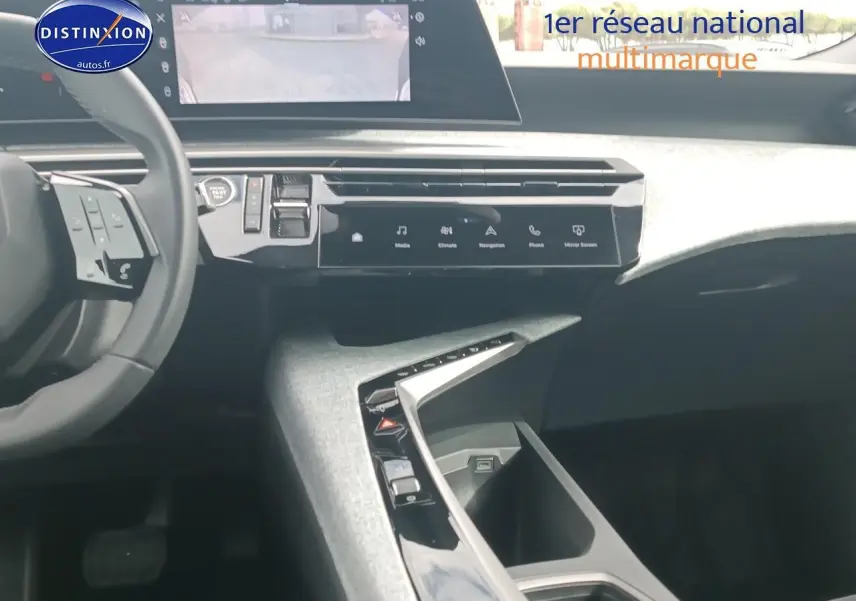 Vue intérieure du tableau de bord et console centrale du Peugeot 3008 1.2 hybrid 145 allure gris artense avec écran tactile et volant multifonction.