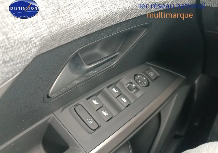 Détail de la porte côté conducteur du Peugeot 3008 gris Artense, montrant les commandes des vitres et du rétroviseur.