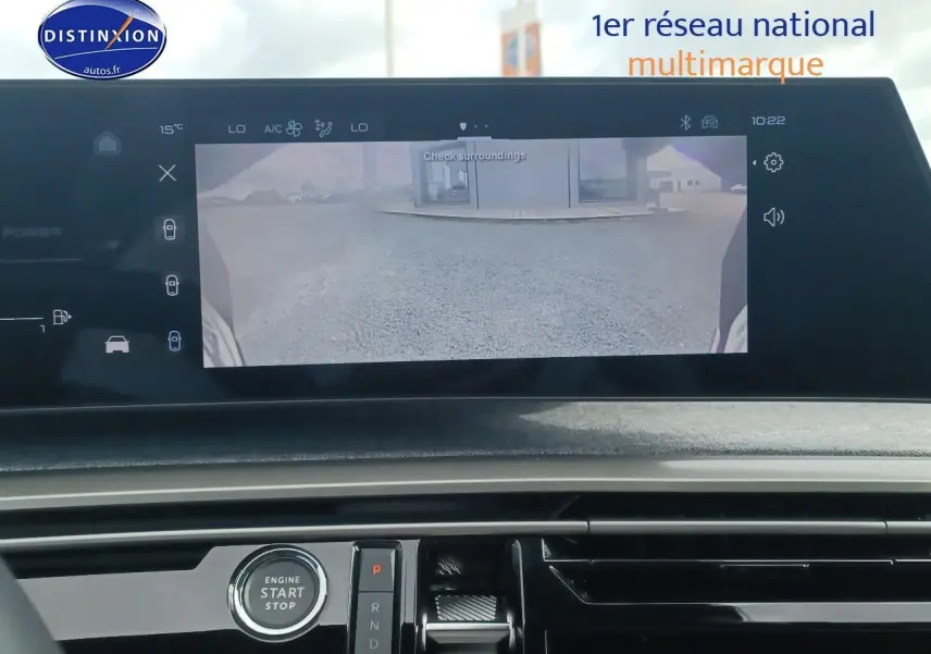 Vue intérieure centrée sur l'écran tactile affichant la caméra de recul du Peugeot 3008 gris Artense, version 2025.