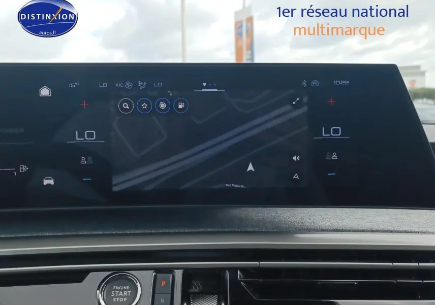 Écran tactile central du tableau de bord du Peugeot 3008 gris Artense, affichant la navigation et commandes clim.