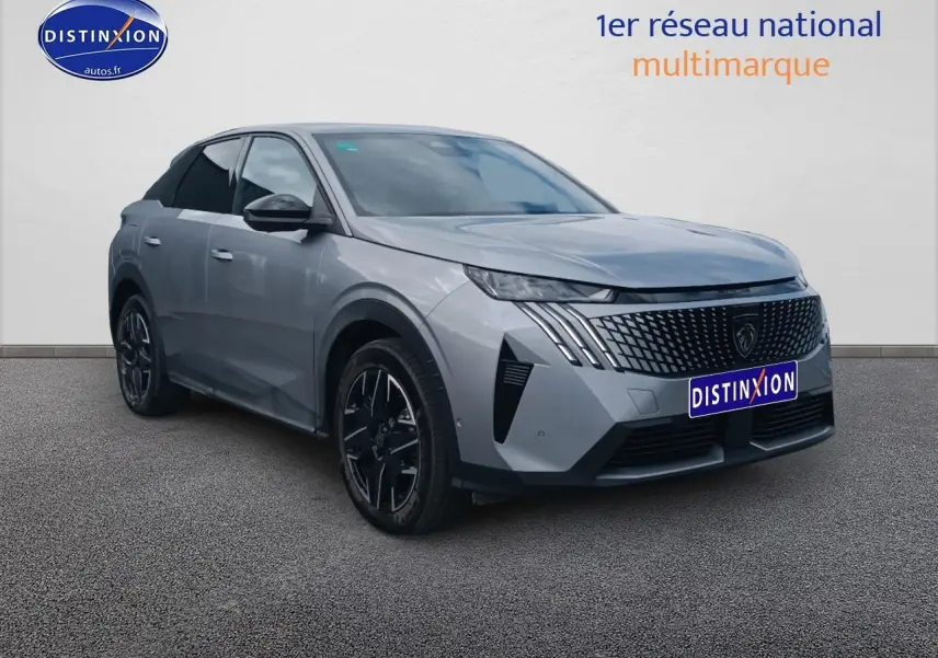 Peugeot 3008 gris Artense en 3/4 avant droit, mettant en valeur sa calandre distinctive et ses jantes alu noires.