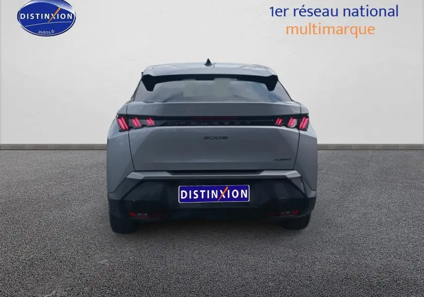 Vue arrière d’un Peugeot 3008 gris Artense 2025 avec feux arrière LED et becquet noir distinctif.