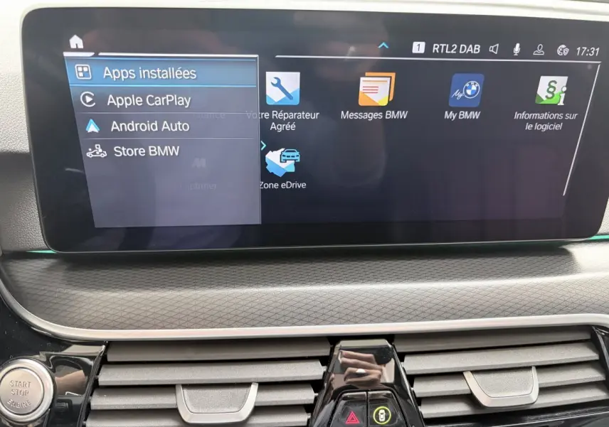 Écran tactile central de la BMW Série 5 Touring 530e 2023 affichant les applications Apple CarPlay et Android Auto.
