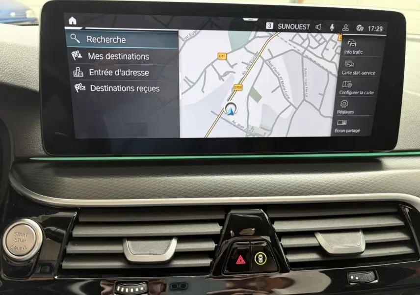 Écran tactile central de navigation de la BMW Série 5 Touring 530e 2023, vue intérieure du tableau de bord.