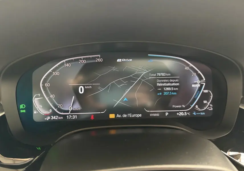 Tableau de bord numérique de BMW Série 5 Touring 530e, affichage 12,3 pouces avec navigation et données hybrides.
