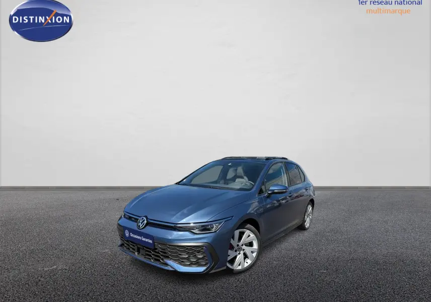 Vue 3/4 avant droite d'une Volkswagen Golf 1.5 eHybrid 272 DSG6 bleue métallisée avec jantes alliage 17 pouces.