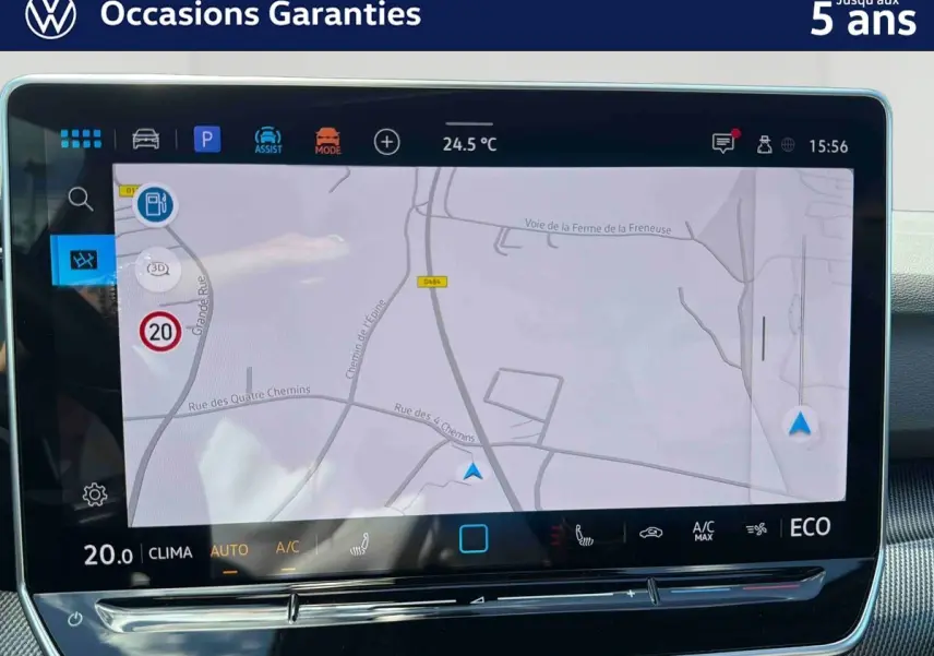 Écran tactile central de navigation de la Volkswagen Golf 1.5 eHybrid 2025, affichage carte et commandes climatisation.