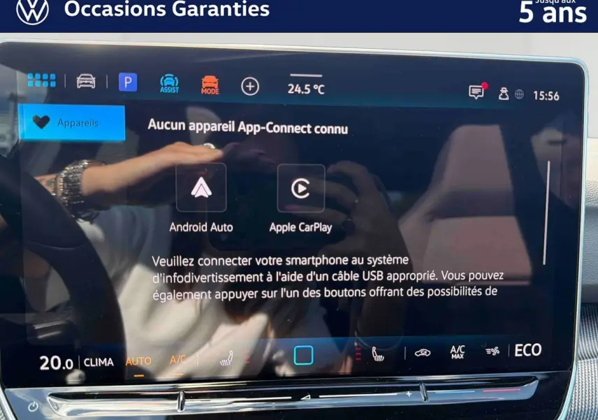 Écran tactile central de la Volkswagen Golf 1.5 eHybrid 2025 affichant les options Android Auto et Apple CarPlay, intérieur moderne.