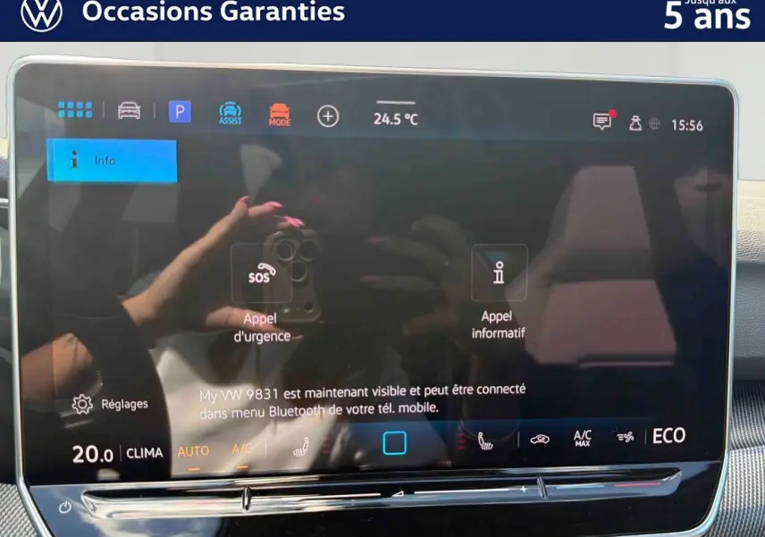 Image intérieure montrant l'écran tactile central du tableau de bord d'une Volkswagen Golf eHybrid 2025.