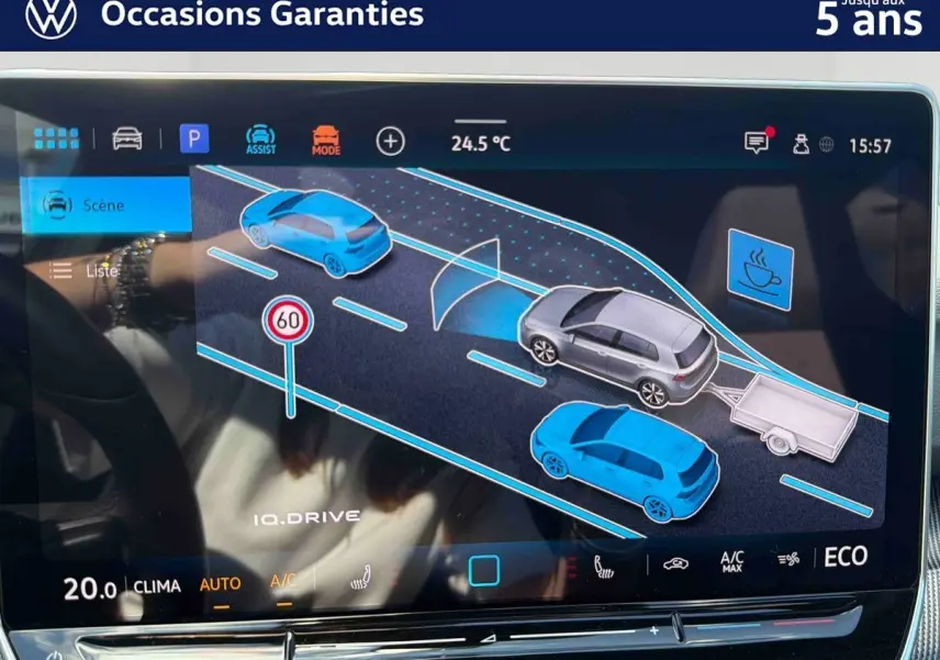 Écran tactile de la Volkswagen Golf 1.5 eHybrid 2025 montrant l'assistance à la conduite avec remorque et véhicules détectés.