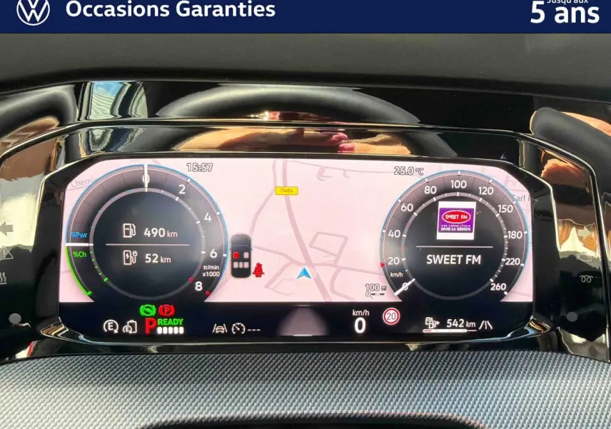Affichage numérique du tableau de bord de la Volkswagen Golf 1.5 eHybrid 272 DSG6, avec navigation et radio Sweet FM.