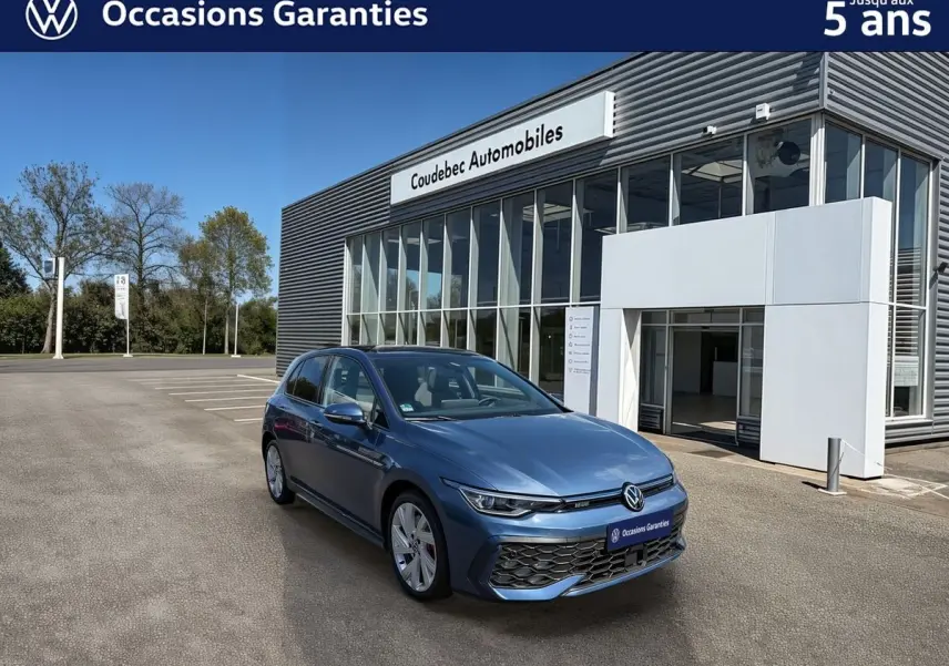 Volkswagen Golf 1.5 eHybrid bleue en 3/4 avant droit, avec jantes alliage 17'' et toit panoramique ouvert.