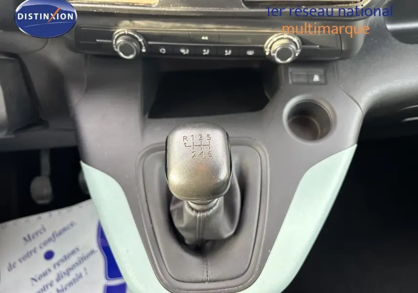 Vue rapprochée du levier de vitesse manuel noir dans l’habitacle du Citroën Berlingo Multispace gris platinium 2019.