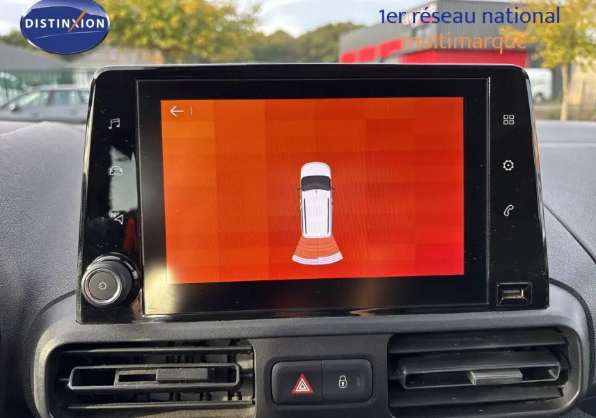 Écran tactile central affichant l'alerte de proximité du véhicule Citroën Berlingo Multispace 2019, vue intérieure.