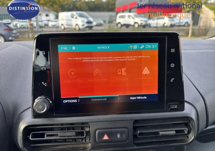 Écran tactile central du tableau de bord du Citroën Berlingo Multispace 2019, affichant les options de connectivité.