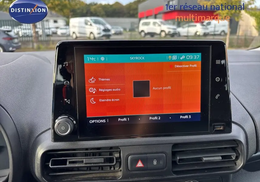Écran tactile central du tableau de bord du Citroën Berlingo Multispace 2019, interface radio en affichage.