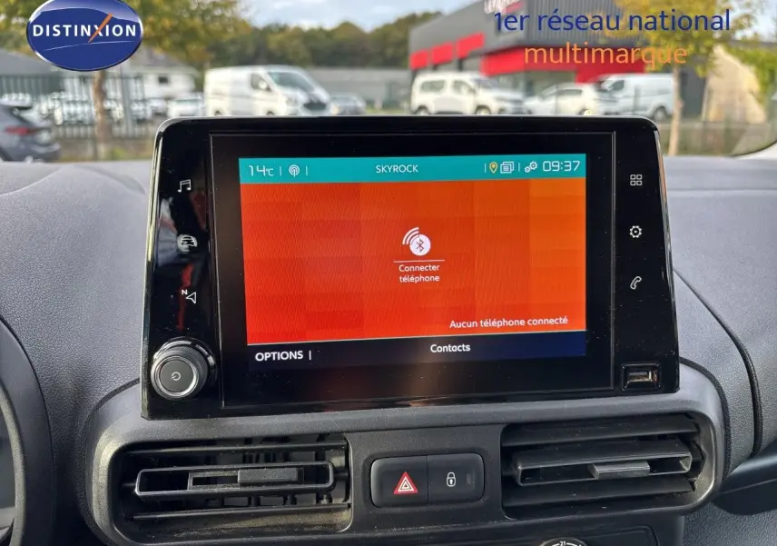 Écran tactile central du tableau de bord du Citroën Berlingo Multispace 2019, avec interface connectée et commandes d’aération.