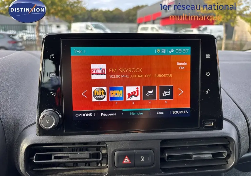 Écran tactile central du tableau de bord du Citroën Berlingo Multispace 2019 affichant les stations radio FM.