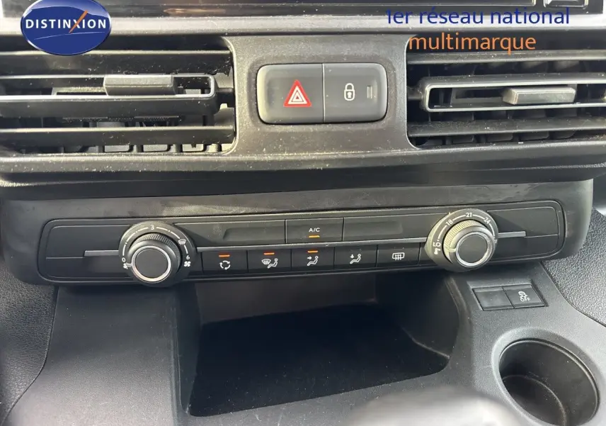 Détail du tableau de bord du Citroën Berlingo Multispace 2019, montrant la commande de climatisation et les aérateurs noirs.