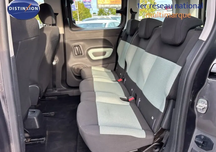Vue intérieure côté droit du Citroën Berlingo Multispace gris platinium, montrant la banquette arrière en tissu bicolore.