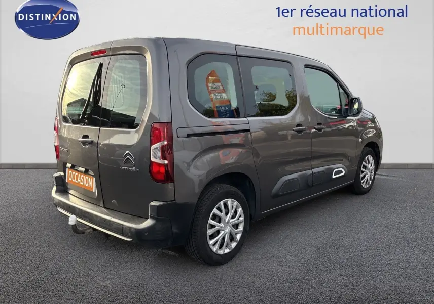 Vue 3/4 arrière droite d'un Citroën Berlingo Multispace gris platinium avec jantes alliage et hayon arrière visible.