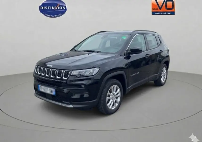 Jeep Compass noir en 3/4 avant droit, avec jantes alliage 18 pouces et calandre distinctive à sept fentes.