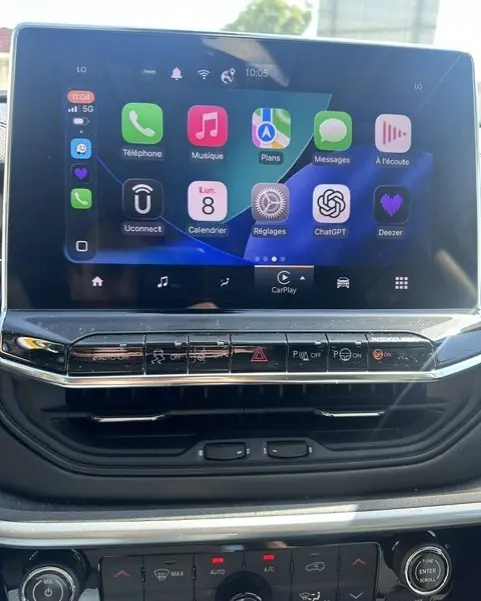 Écran tactile central du Jeep Compass 2025 affichant des applications connectées, avec commandes climatisation et multimédia en dessous.