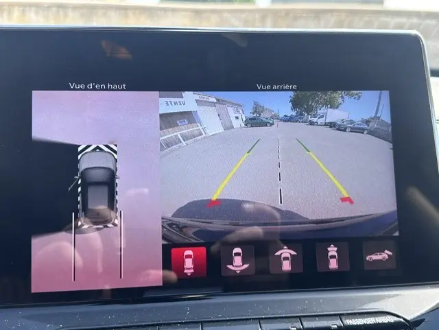 Écran tactile montrant la caméra de recul et vue 360° du Jeep Compass noir, version hybride, en stationnement.