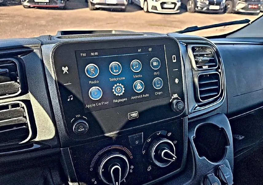 Vue intérieure du tableau de bord du Peugeot Boxer Fourgon L2h2 2026, avec écran tactile et commandes de climatisation.