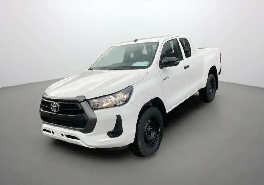 Toyota Hilux 4x4 blanc pur vu en 3/4 avant droit, avec calandre noire et jantes acier noires.