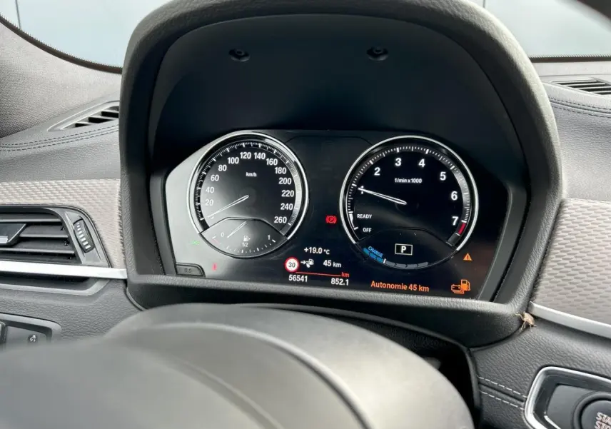 Tableau de bord et compteur digital de BMW X2 F39, affichant 45 km d'autonomie, intérieur noir et détails gris.