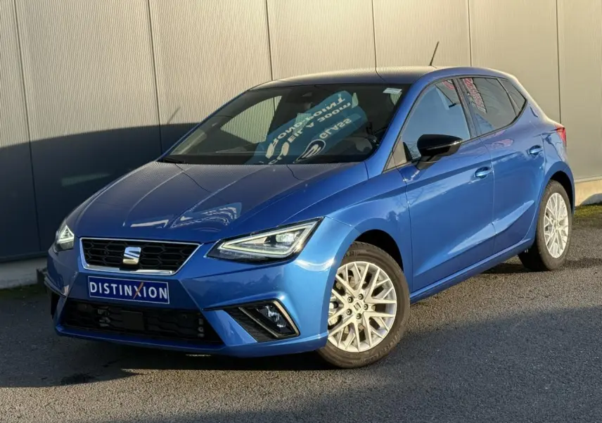 SEAT IBIZA TSI 115 FR bleu saphir en 3/4 avant droit avec jantes alliage et feux LED triangulaires visibles