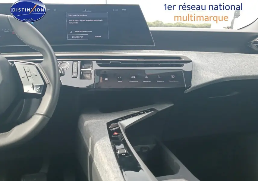 Vue intérieure du tableau de bord et console centrale du Peugeot 5008 Hybrid 145 allure e-dcs6 2025 avec finition tissu gris et écran tactile.