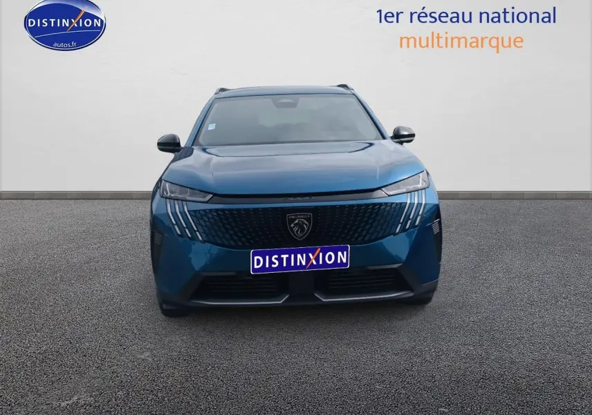 Vue frontale d'un Peugeot 5008 Hybrid 145 allure e-dcs6 bleu avec calandre distinctive et phares LED fins.