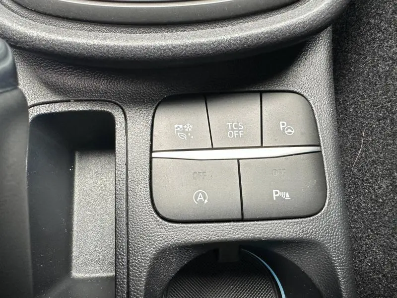 Gros plan sur les boutons de commande noirs du tableau de bord du Ford Puma 2024, version ST-Line.