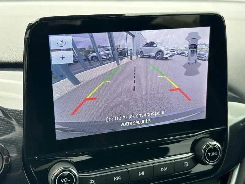 Écran de caméra de recul du Ford Puma 2024 noir Agate, vue arrière avec lignes de guidage colorées et message de sécurité.