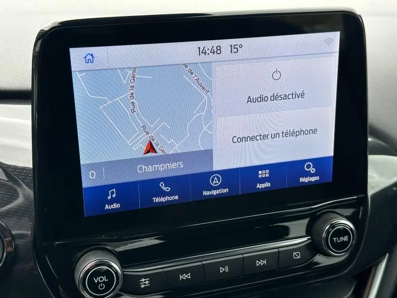 Écran tactile central du Ford Puma 2024 en noir, affichant la navigation et les options multimédia, vue de face rapprochée.