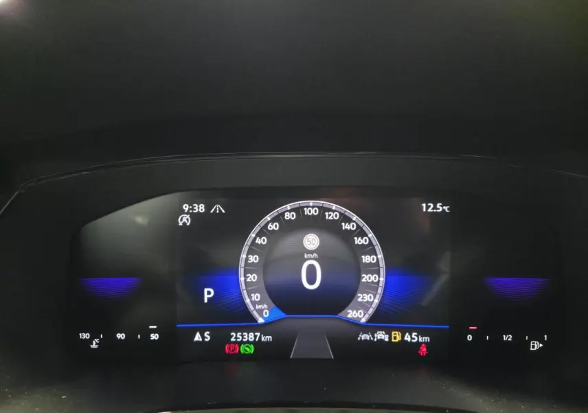 Tableau de bord numérique du Volkswagen Touran 2025 affichant 0 km/h, 25 387 km et température extérieure 12,5°C.