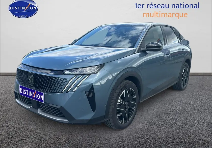 Peugeot 3008 bleu 3/4 avant droit avec calandre noire et jantes alliage noires.