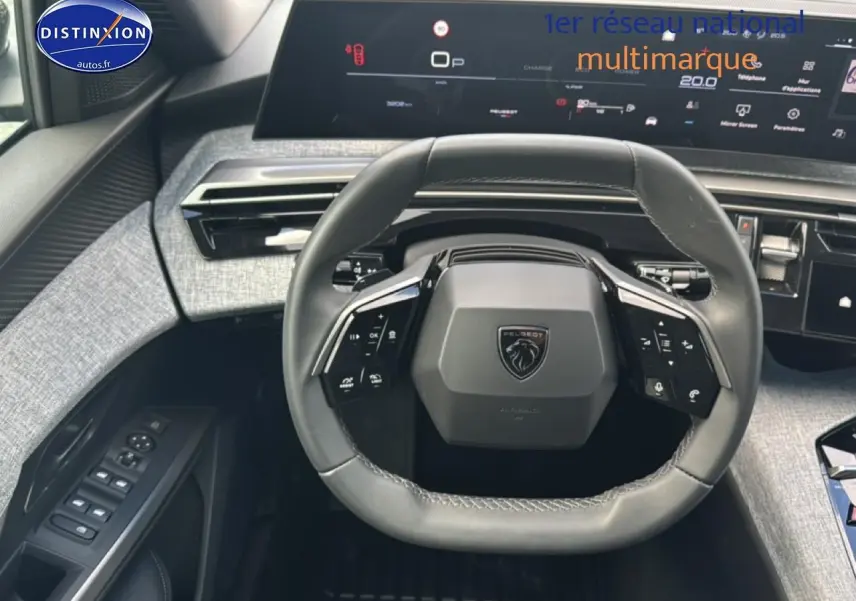 Vue intérieure centrée sur le volant cuir multifonction du Peugeot 3008 1.2 hybrid 145 allure 2025 avec tableau de bord numérique.
